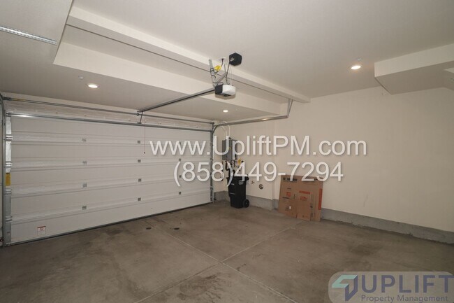 Building Photo - 4 Bed 3.5 Bath Townhome in Chula Vista w/ Washer/Dryer and 2-Car Garage