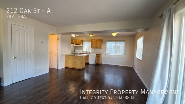 Building Photo - 212 Oak St