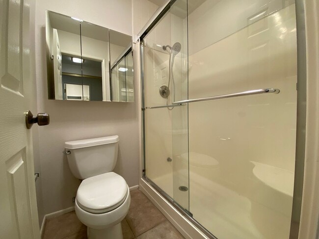 Building Photo - Beautiful corner condo in Lake San Marcos