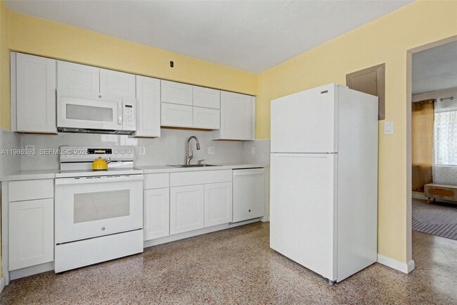 Building Photo - 616 NW 3rd Ct