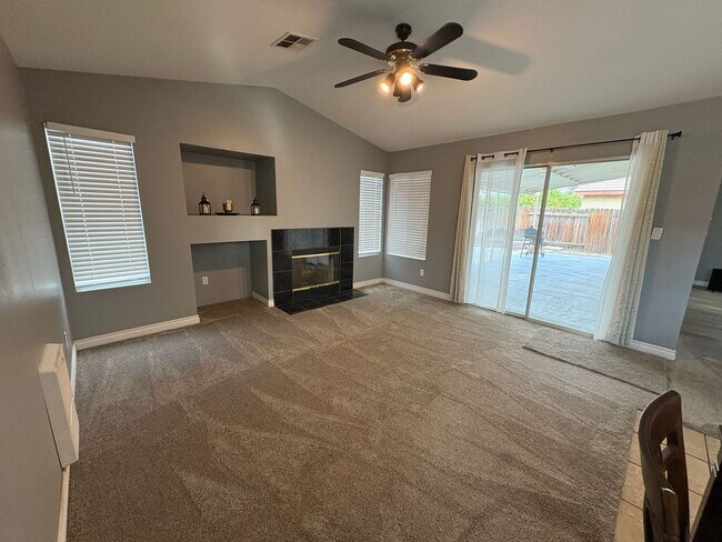 Building Photo - Beautifully Updated 3-Bedroom Home with Bo...