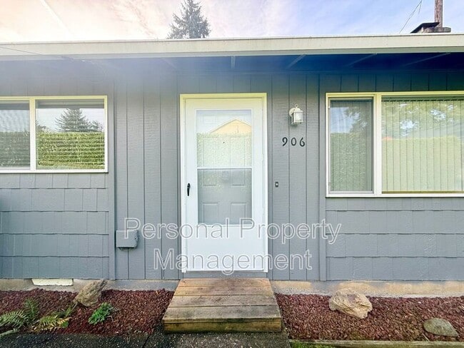 Building Photo - 906 Z St