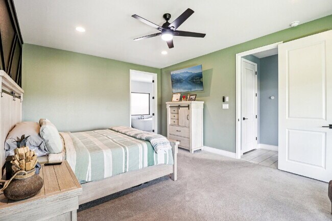 Building Photo - "Spacious 5-Bed Oasis with 4.5 Baths – You...