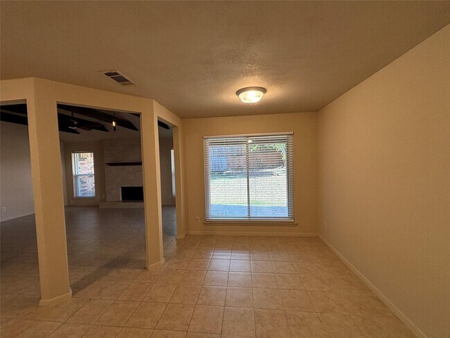 Building Photo - Beautifully updated 3-bedroom 2-bath home