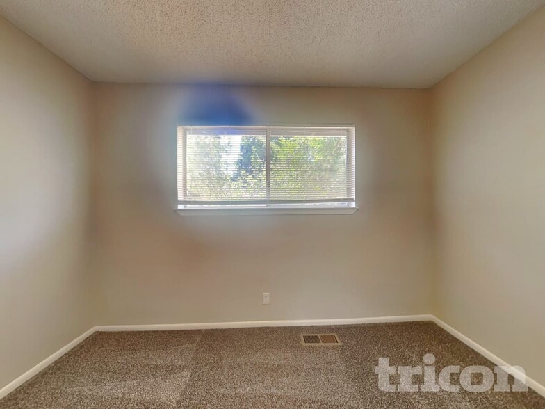 Building Photo - 1270 Kings Row