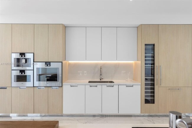 Building Photo - 15701 Collins Ave