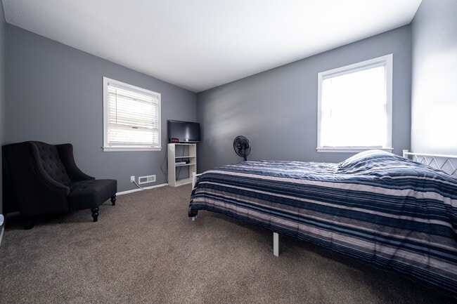 Building Photo - 257 Elm Dr
