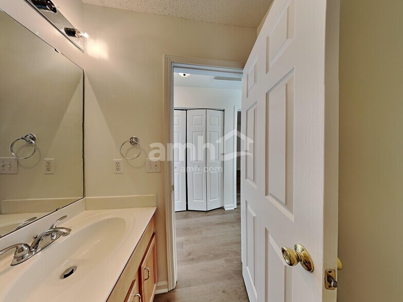 Building Photo - 112 Tiverton Woods Dr
