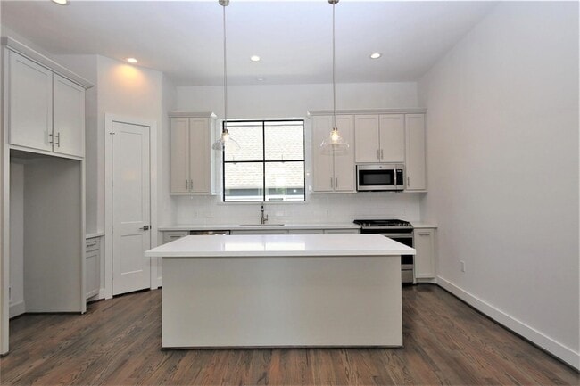 Building Photo - 816 W 22nd St