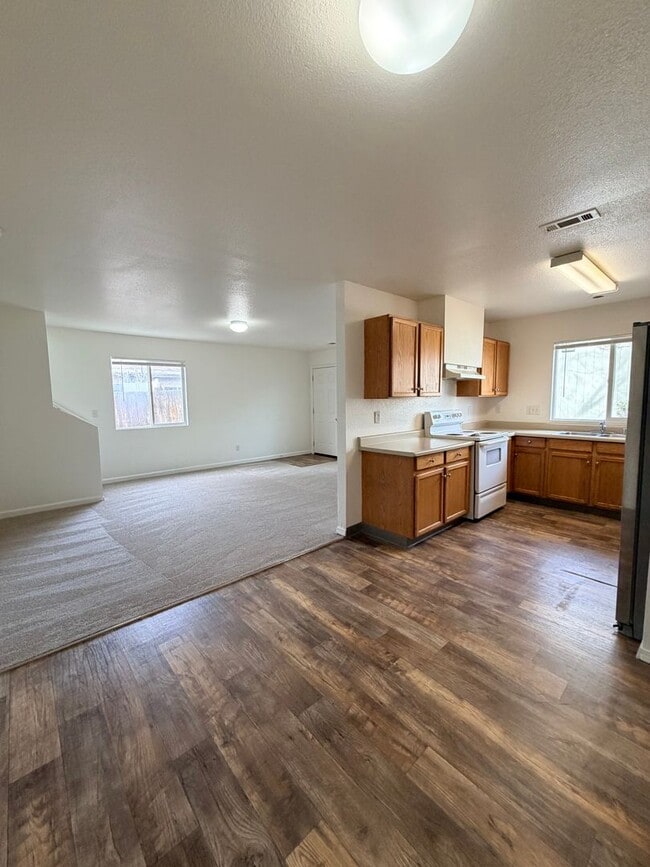 Building Photo - 360 Linden St