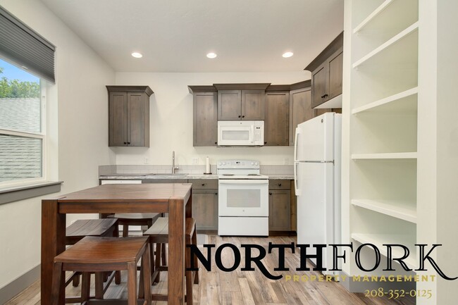 Building Photo - Fully Furnished North End Apartment - Avai...