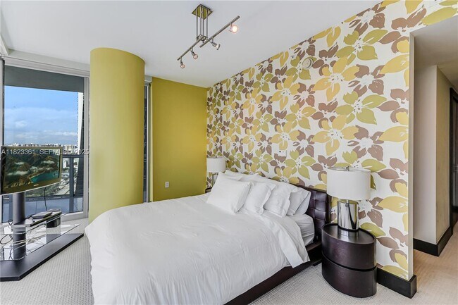 Building Photo - 17001 Collins Ave