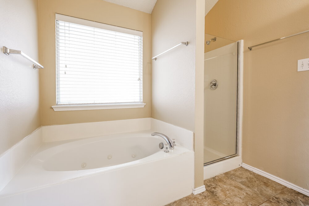 Building Photo - 705 Pine Hollow Dr