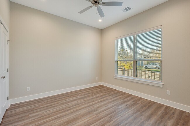 Building Photo - 212 Tee Dr