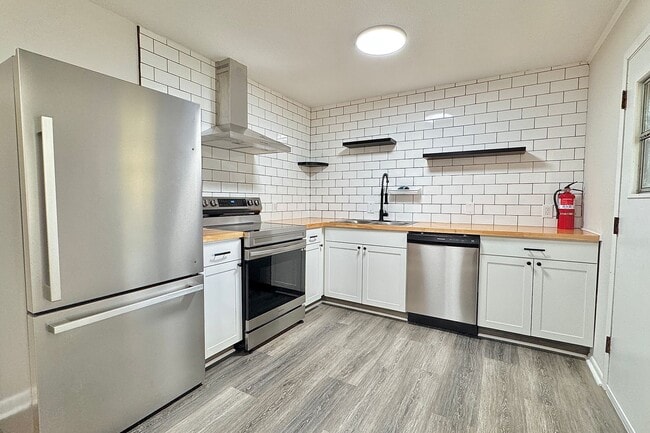 Building Photo - AVAILABLE NOW! (Pet Friendly)