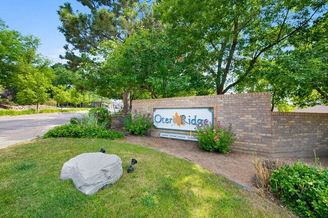 Building Photo - Beautiful 2 Bed 2 Bath Townhouse in Otero Ridge