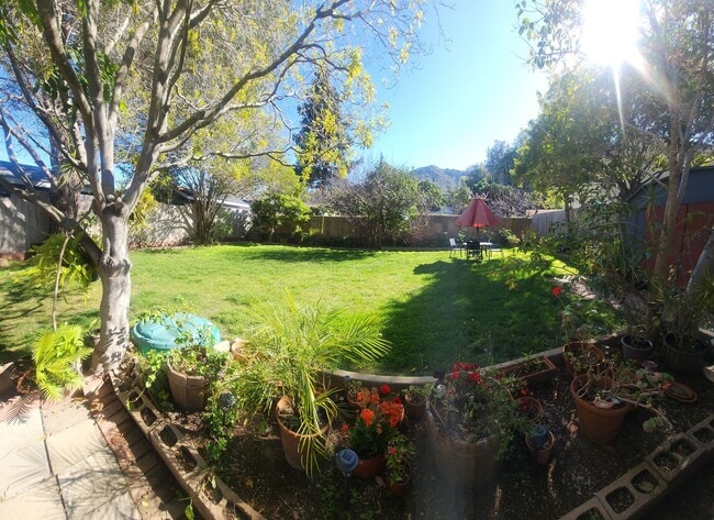 Building Photo - Well maintained 5 bedroom 2 bath with garage