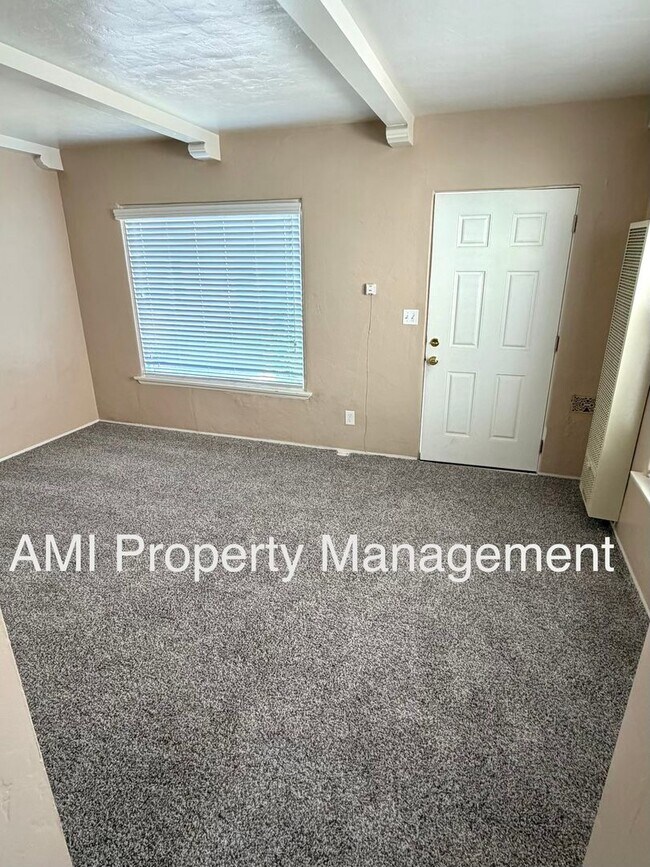 Building Photo - Studio Cottage in a Great Area!  Move In Special $1000 Off 1st Month's Rent!