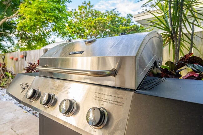 Building Photo - 2065 SW 28th Terrace