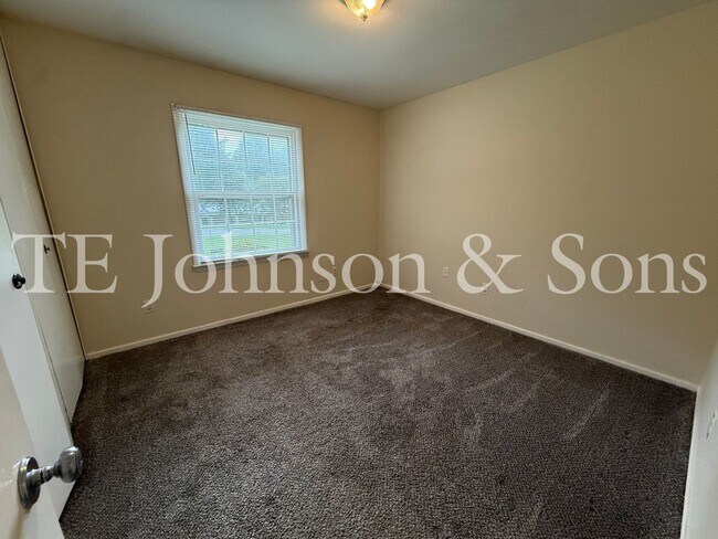 Building Photo - Charming 4 Bedroom Ranch with Fenced Yard and Hardwood Floors