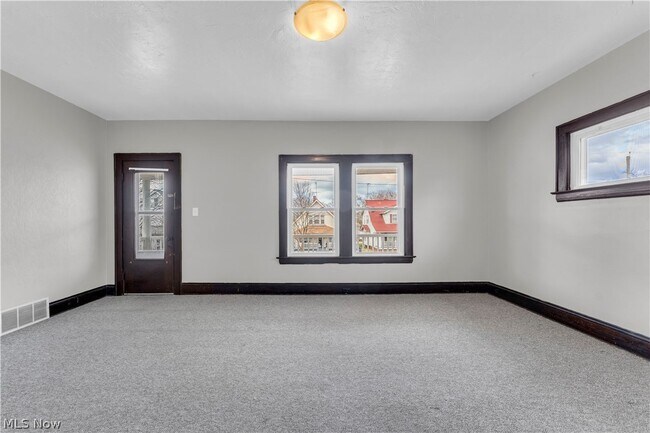 Building Photo - 9002 Rosewood Ave