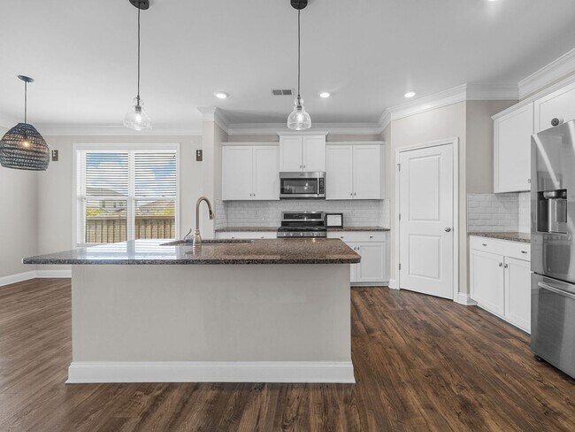 Building Photo - Beautiful 4 BR, 3.5 BA, 2 Car Garage Home ...