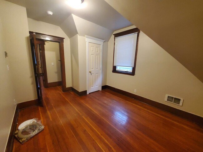 Building Photo - Charming 4 Bedroom + Bonus - 1 Bath Unit in University District