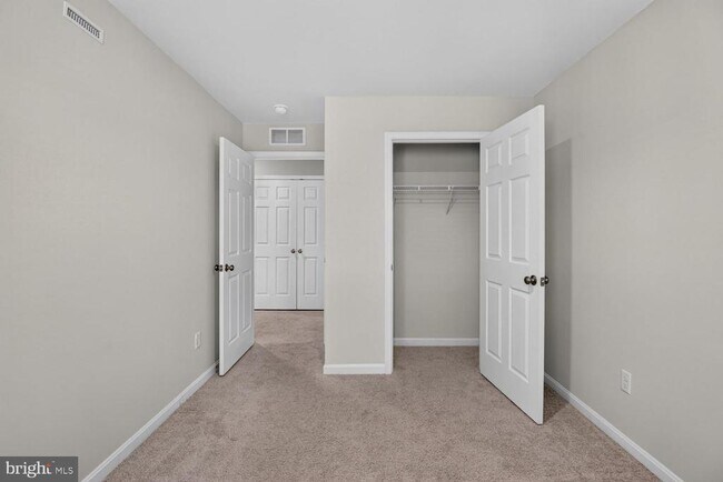 Building Photo - 184 College Dr