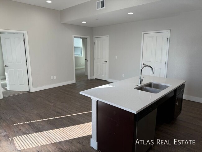 Building Photo - Beautiful 2 Bed 2 Bath Corner Apartment on...