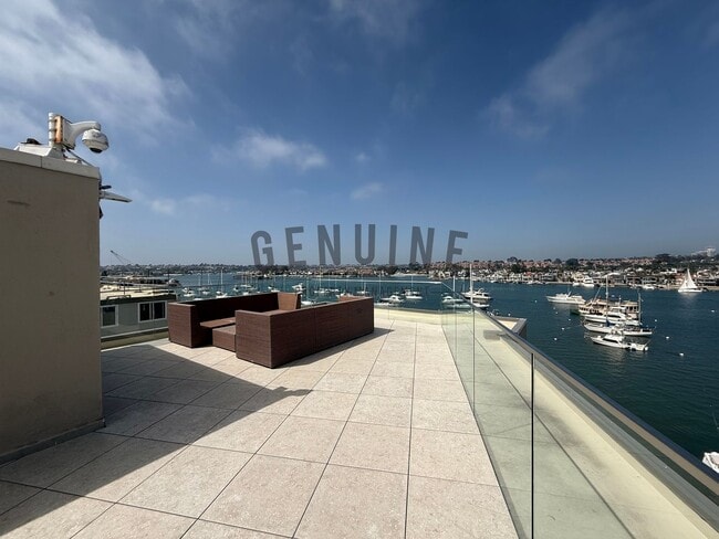 Building Photo - 2Bd 2Ba Spacious Newport Bay Front Condo