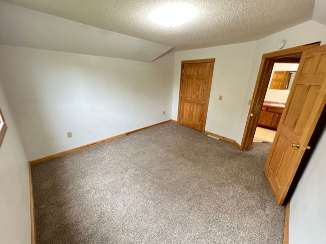 Building Photo - Spacious 3bd/2ba - AVAILABLE NOVEMBER!
