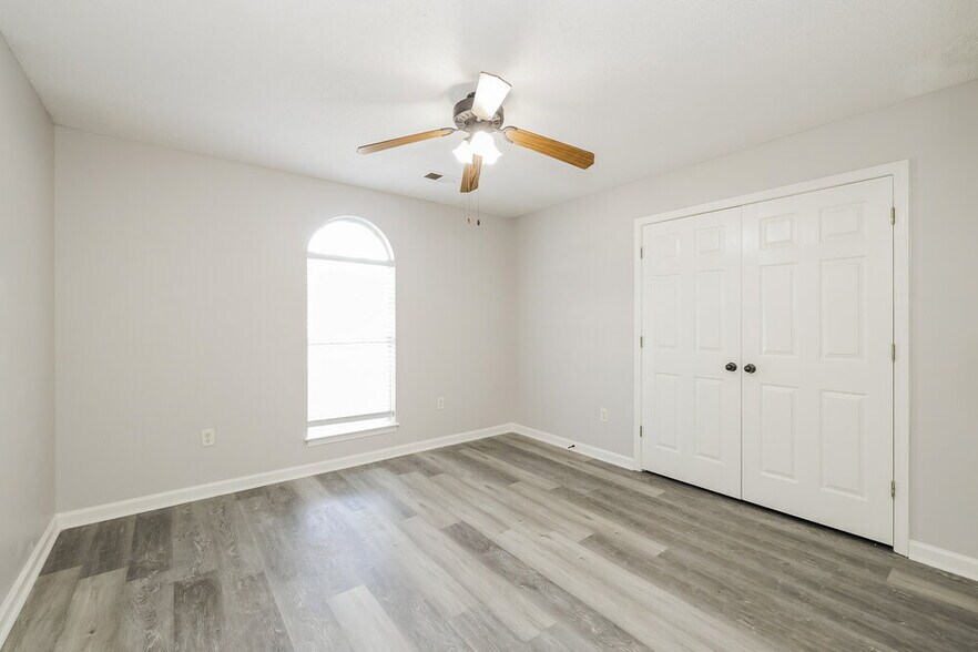 Building Photo - 7832 Sarah Ann Dr S