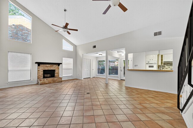 Building Photo - 812 Fleetwood Pl Dr