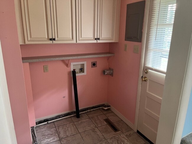 Building Photo - Charming 2 Bedroom with HUGE Yard!