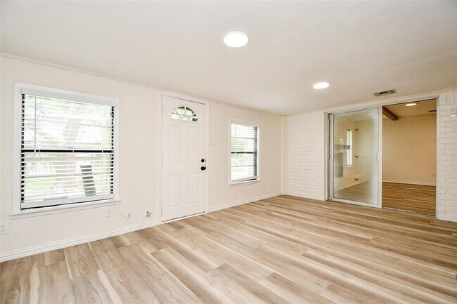 Building Photo - 162 Bluebonnet St