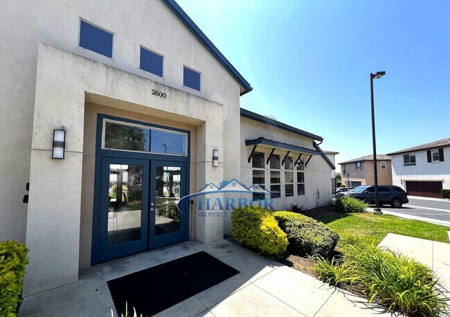 Building Photo - Elegant 3-Story, 4-Bedroom, 3-Bath Condo