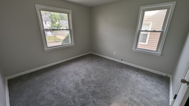 Building Photo - 4 bedroom 1 bathroom