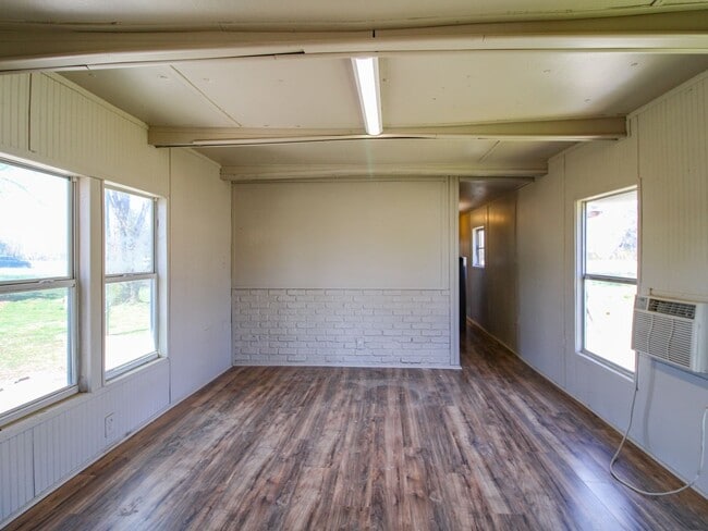 Building Photo - Excellent Location close to Fayetteville!