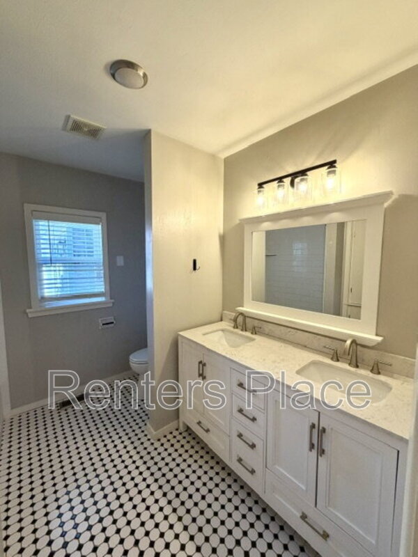 Building Photo - 1528 1/2 S Saint Louis Ave.