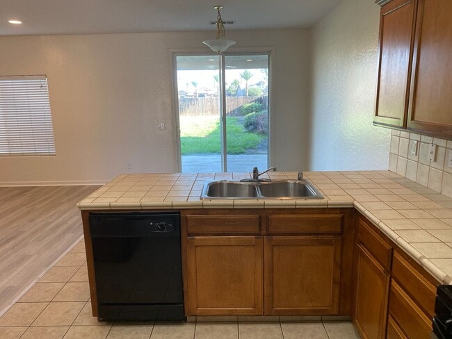 Building Photo - 2022 Muscat Ave