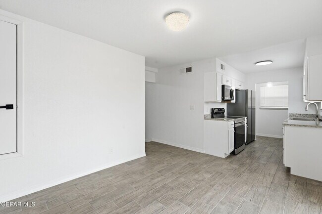 Building Photo - 3540 E Glen Dr