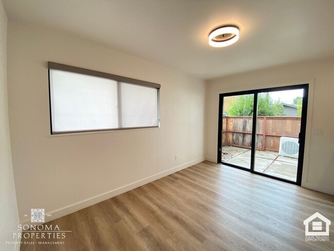 Building Photo - ***PRICE REDUCTION*** Modern Downstairs 2-...