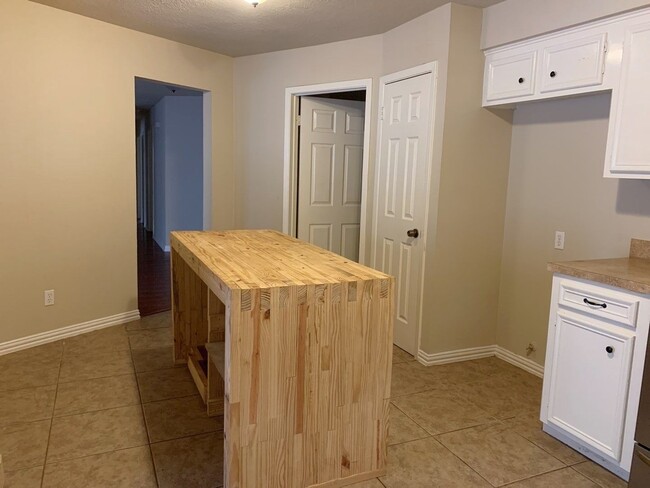 Building Photo - 1006 Poppets Way