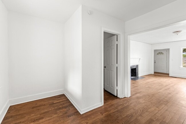 Building Photo - Newly Renovated 3 Bedroom 2 Bath Home Avai...