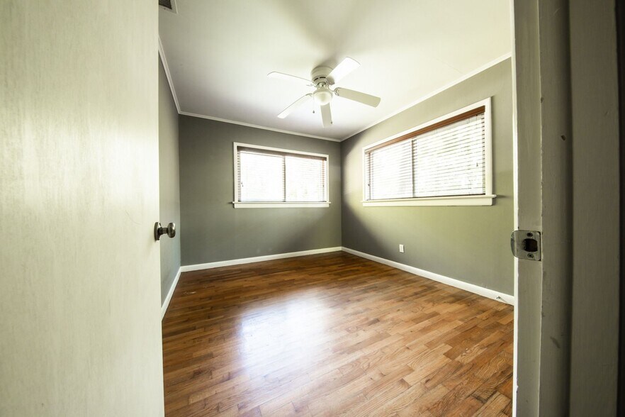 Building Photo - 1627 Oakland Ave