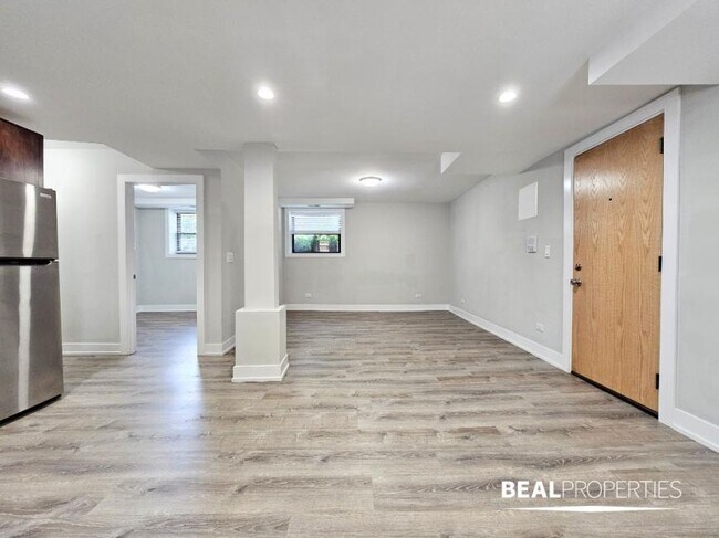 Building Photo - 2 bedroom in EVANSTON IL 60202