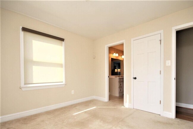 Building Photo - Updated Downtown Frederick Property in prime location available mid August!