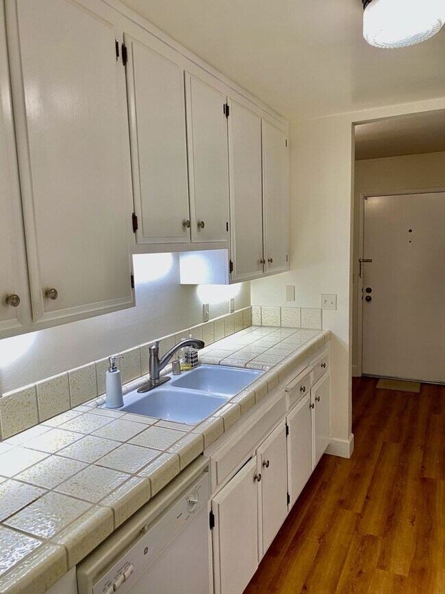Building Photo - Private, Comfortable Downstairs Condo