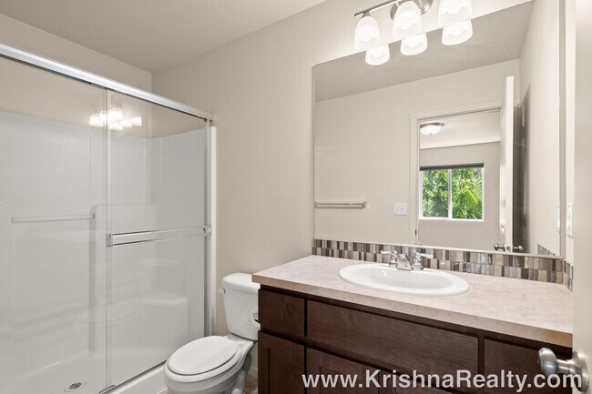 Building Photo - Eco-Friendly & Modern Townhome in Hazel Dell North