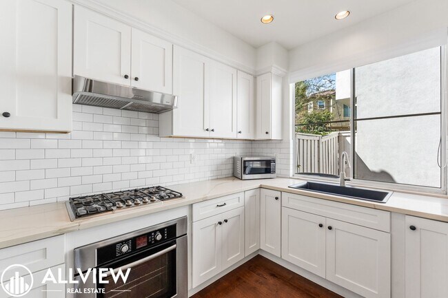 Building Photo - Beautiful 3 Bedroom, 2.5 Bathroom Home in the Heart of Tustin Ranch